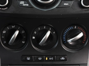 Хетчбэк Mazda 3 2013 года, 1050000 рублей, Омск