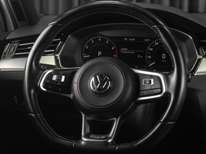 Седан Volkswagen Passat 2018 года, 2389000 рублей, Тюмень
