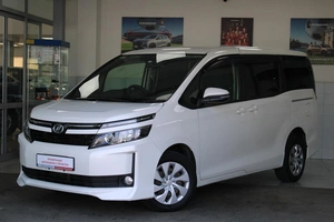 Минивэн Toyota Voxy 2016 года, 2085000 рублей, Красноярск