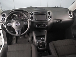 Внедорожник Volkswagen Tiguan 2013 года, 880000 рублей, Омск