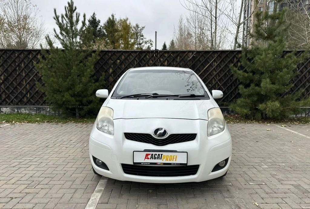 Хетчбэк Toyota Vitz 2010 года, 630000 рублей, Красноярск