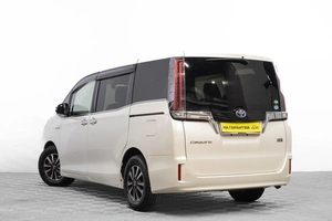 Минивэн Toyota Esquire 2017 года, 2389000 рублей, Барнаул