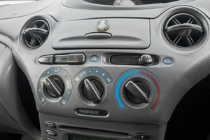 Седан Toyota Platz 2000 года, 449000 рублей, Барнаул