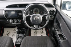 Хетчбэк Toyota Vitz 2018 года, 899000 рублей, Красноярск