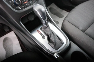 Хетчбэк Opel Astra 2012 года, 899000 рублей, Красноярск