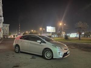 Лифтбек Toyota Prius 2013 года, 900000 рублей, Красноярск