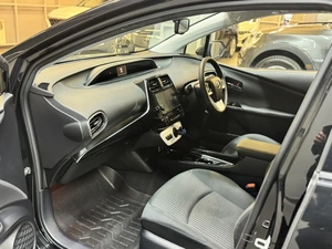 Лифтбек Toyota Prius 2016 года, 1897000 рублей, Красноярск