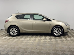 Хетчбэк Opel Astra 2011 года, 649900 рублей, Казань