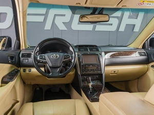 Седан Toyota Camry 2015 года, 2099000 рублей, Сургут