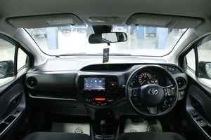 Хетчбэк Toyota Vitz 2017 года, 978000 рублей, Солонцы