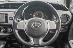 Хетчбэк Toyota Vitz 2015 года, 1019000 рублей, Барнаул