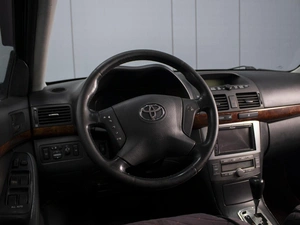 Седан Toyota Avensis 2004 года, 660000 рублей, Омск