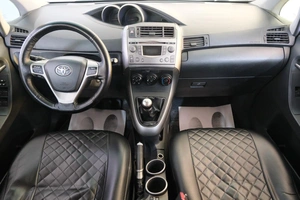 Минивэн Toyota Verso 2009 года, 919000 рублей, Омск