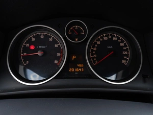 Седан Opel Astra 2013 года, 799000 рублей, Саратов