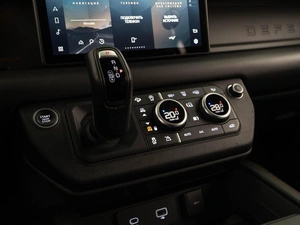 Внедорожник Land Rover Defender 2021 года, 6825444 рублей, Москва