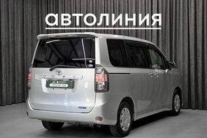 Минивэн Toyota Voxy 2010 года, 1390000 рублей, Красноярск