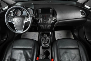 Седан Opel Astra 2012 года, 719000 рублей, Тюмень