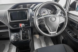 Минивэн Toyota Voxy 2018 года, 2089000 рублей, Барнаул
