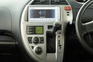 Хетчбэк Toyota Ractis 2010 года, 779000 рублей, Красноярск