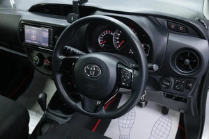 Хетчбэк Toyota Vitz 2017 года, 958000 рублей, Солонцы