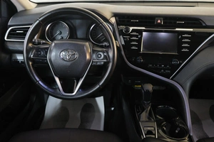 Седан Toyota Camry 2018 года, 2749000 рублей, Омск