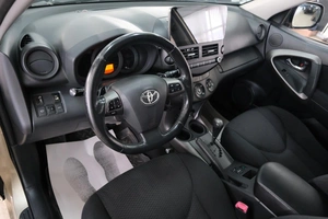 Внедорожник Toyota RAV4 2010 года, 1599000 рублей, Омск