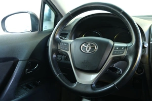 Седан Toyota Avensis 2009 года, 1049000 рублей, Омск