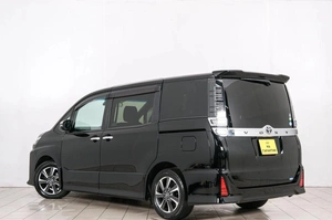 Минивэн Toyota Voxy 2018 года, 1899000 рублей, Красноярск