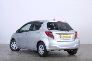 Хетчбэк Toyota Vitz 2015 года, 1199000 рублей, Омск