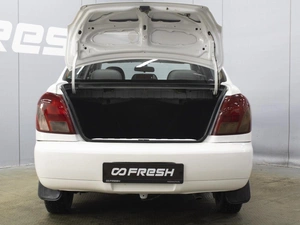 Седан Toyota Platz 2001 года, 295000 рублей, Омск