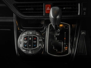 Минивэн Toyota Noah 2017 года, 2370000 рублей, Тюмень