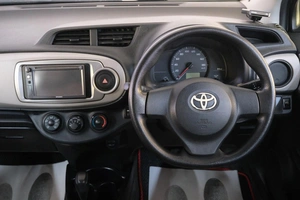 Хетчбэк Toyota Vitz 2011 года, 749000 рублей, Омск