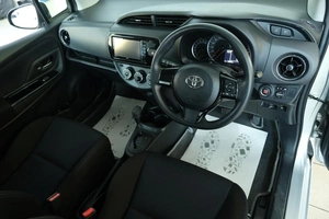 Хетчбэк Toyota Vitz 2015 года, 1199000 рублей, Омск