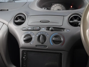 Седан Toyota Platz 2001 года, 295000 рублей, Омск