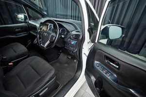Минивэн Toyota Voxy 2015 года, 1797000 рублей, Красноярск