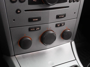 Седан Opel Astra 2011 года, 619000 рублей, Воронеж