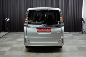 Минивэн Toyota Voxy 2017 года, 2187000 рублей, Красноярск