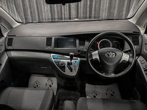 Минивэн Toyota Isis 2011 года, 1220000 рублей, Красноярск