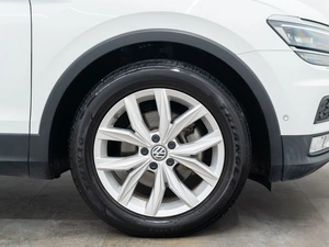 Внедорожник Volkswagen Tiguan 2016 года, 1950000 рублей, Красноярск