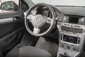 Хетчбэк Opel Astra GTC 2010 года, 559000 рублей, Томск