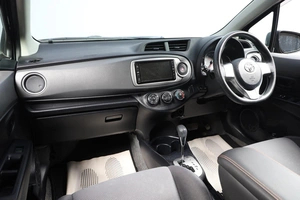 Хетчбэк Toyota Vitz 2013 года, 899000 рублей, Новосибирск