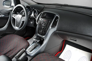 Седан Opel Astra 2012 года, 899000 рублей, Тюмень