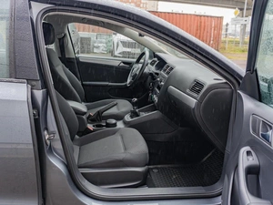 Седан Volkswagen Jetta 2013 года, 1010000 рублей, Санкт-Петербург