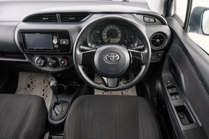 Хетчбэк Toyota Vitz 2017 года, 899000 рублей, Красноярск