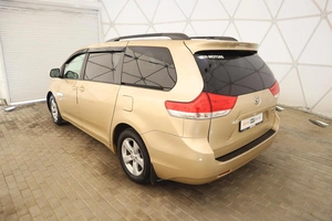 Минивэн Toyota Sienna 2011 года, 2000000 рублей, Обнинск