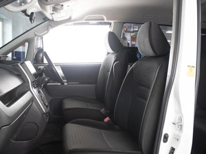 Минивэн Toyota Voxy 2010 года, 1310000 рублей, Омск