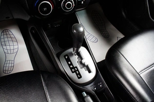 Хетчбэк Kia Rio 2013 года, 899000 рублей, Сургут