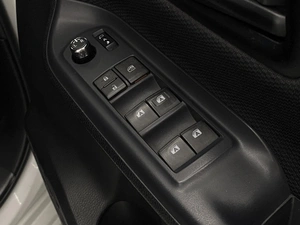 Минивэн Toyota Voxy 2017 года, 2000000 рублей, Красноярск