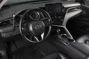 Седан Toyota Camry 2022 года, 2850000 рублей, Омск