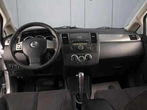 Хетчбэк Nissan Tiida 2011 года, 660000 рублей, Омск
